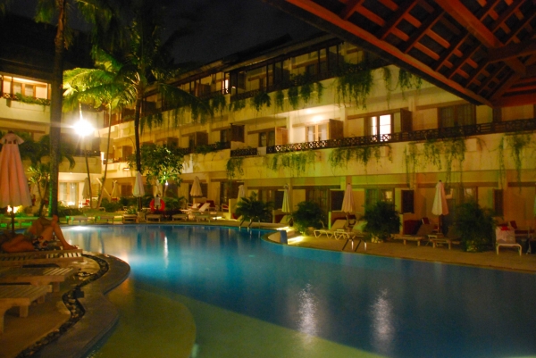 Zdjęcie z Indonezji - Nasz hotel wieczorem