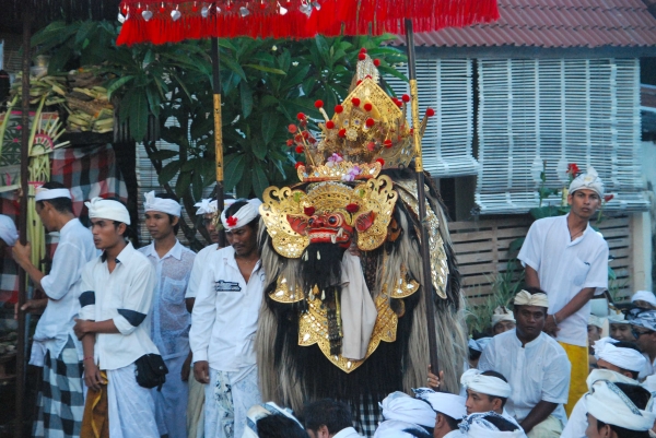 Zdjęcie z Indonezji - Modly przed swiatynia