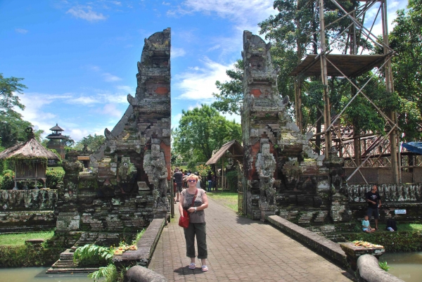 Zdjęcie z Indonezji - Na moscie prowadzacym