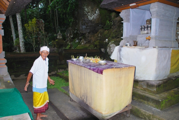 Zdjęcie z Indonezji - Kaplan malej swiatynki