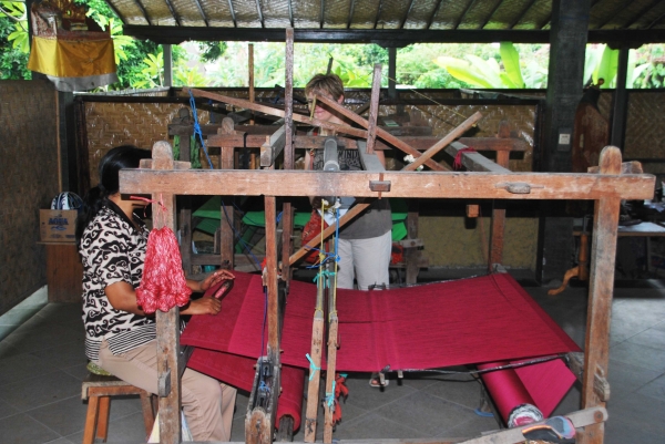 Zdjęcie z Indonezji - Warsztat tkacki w galerii