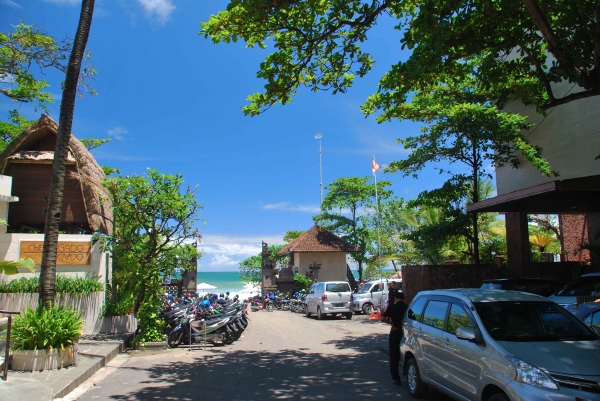 Zdjęcie z Indonezji - Wejscie na plaze 