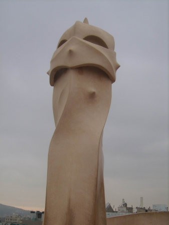 Zdjęcie z Hiszpanii - komin na dachu Casa Mila