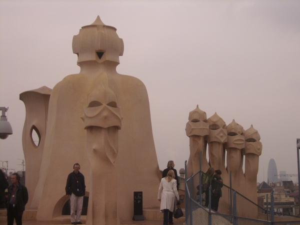 Zdjęcie z Hiszpanii - kominy na dachu Casa Mila