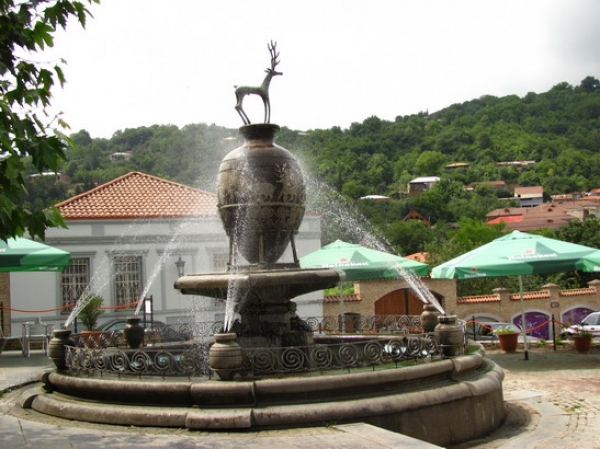Zdjęcie z Gruzji - Sighnaghi - fontanna.