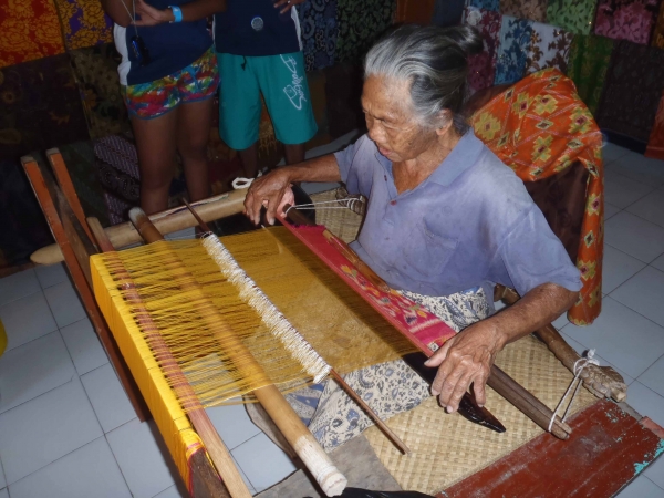 Zdjęcie z Indonezji - Reczne tkanie sarongow