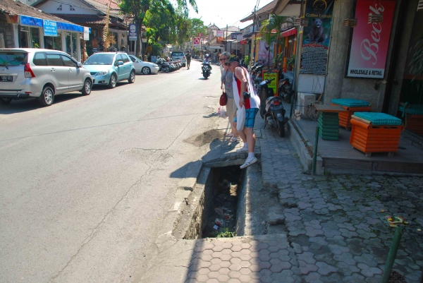 Zdjęcie z Indonezji - Chodzenie po chodnikach 