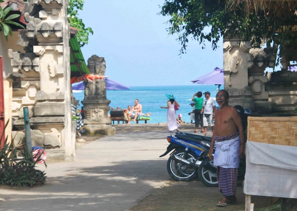 Zdjęcie z Indonezji - Wejscie na plaze w Kuta