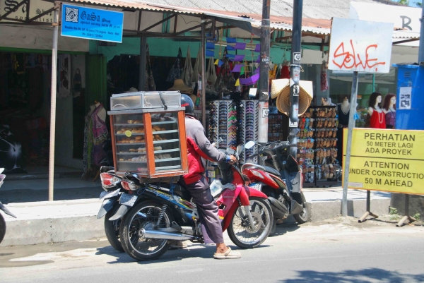 Zdjęcie z Indonezji - Cukiernia na skuterku