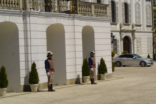 Zdjęcie ze Słowacji - przed pałacem prezydenta