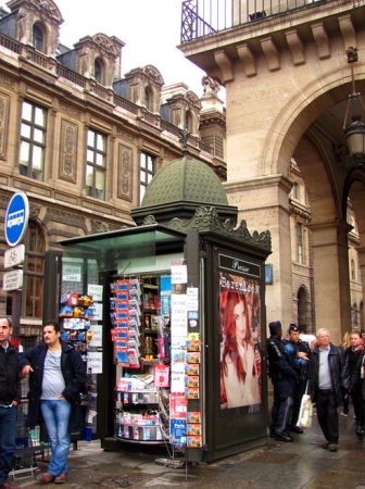 Zdjęcie z Francji - Kiosk tuż za Luwrem...