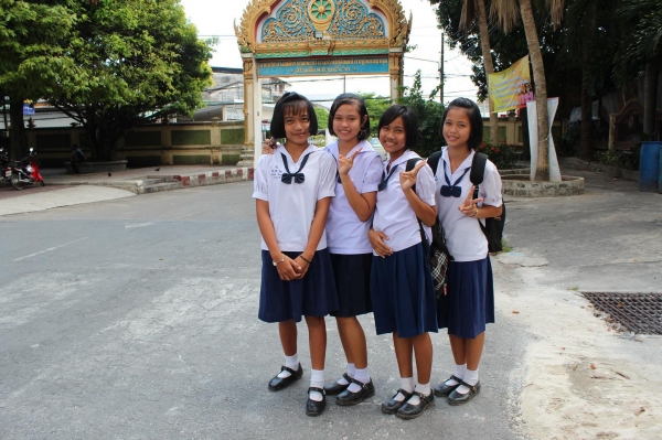 Zdjęcie z Tajlandii - dzieci idące do świątyni