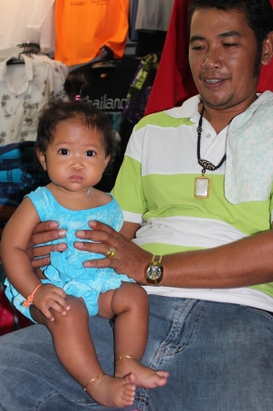 Zdjęcie z Tajlandii - sprzedawca z dzieckiem