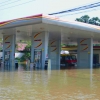 Zdjęcie z Kambodży - Powodz w Siem Reap - mozna nawet zatankowac motorowke :)