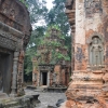 Zdjęcie z Kambodży - Preah Ko, widac odrestaurowane fragmenty