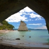 Zdjęcie z Nowej Zelandii - Cathedral Cove. Widok przez Skalny Łuk na skale Te Hoho Rock 