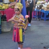 Zdjęcie z Tajlandii - Mala tancereczka na nocnym targu w Krabi Town
