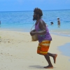 Zdjęcie z Vanuatu - Tubylec tnie smuge nisko pochylony, szybko usmiechniety