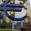 Zdjęcie z Niemiec - Z wielkim euroskiem pod Europejskim Bankiem Centralnym
