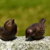 Zdjęcie z Norwegii - na kamiennych mogiłach często można zauważyć mosiężne i z innych metali małe ptaszki... 