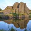 Zdjęcie z Czech -  Na wzgórzu znajdują się słupy bazaltowe pochodzenia wulkanicznego.