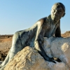 Zdjęcie z Cypru - kobieta oparta o skałę :)) 