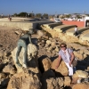 Zdjęcie z Cypru - dwie kobiety oparte o skały :)) 