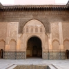 Zdjęcie z Maroka - bogato zdobiony dziedziniec główny medresy