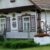 Zdjęcie z Polski - Pięknie zdobiona chata w Rybołach.