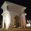 Zdjęcie z Macedonii - LUK TRIUMFALNY , POPISANY , POMALOWANY , OBLANY FARBAMI