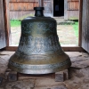 Zdjęcie z Polski - Skansen w Sanoku - pod dzwonnicą cerkiewną.
