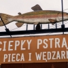 knajpka "Chata Rybaka" tuż obok serwuje pyszne pstrągi