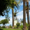 Zdjęcie z Grecji - w oddali majaczy największy posąg w ogrodach Achilleonu 