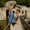 Zdjęcie z Albanii - dzięki drewnianym podestom można zwiedzać Butrint suchą nóżką