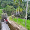 Zdjęcie z Indonezji - Schodzimy, w dole widac dachy swiatyni Pura Gunung Kawi