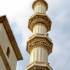 Zdjęcie z Zjednoczonych Emiratów Arabskich - minarety w świetle dnia pozwalają dostrzec misterne szczegóły