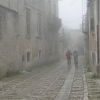 Zdjęcie z Włoch - Erice - po zamglonych uliczkach snują się zakapturzeni turyści.