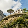Zdjęcie z Włoch - spojrzenie pod górę... i już wiem - znowu będą schodeczki i pod górkę.... :) 