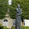 Zdjęcie z Polski - nieco "wychudzony" pomnik kompozytora przed Teatrem Zdrojowym