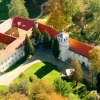 Zdjęcie z Polski - zamek Na Skale z góry wygląda tak jak na załączonej fotce z zasobów sieciowych