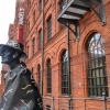 Zdjęcie z Polski - łódzki poeta pod wejściem głównym do dawnej Przędzalni
