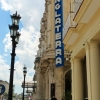 Zdjęcie z Kuby - obok Gran Teatro- stoi szykownie niezwykle elegancki 