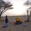 Zdjęcie z Omanu - Rozbijamy namiot na pustyni