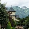 Zdjęcie z Czarnogóry - z oddali wylania sie bryła Cerkwii Bogurodzicy przy Monasterze Moraca