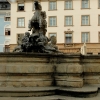 Zdjęcie z Czech - Oglądamy ją z każdej strony. Pięknie się prezentuje na tle zabytkowych kamienic.