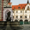 Zdjęcie z Czech - Jeszcze jedna fontanna na tle remontowanego Ratusza.