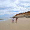 Zdjęcie z Australii - Mama i kuzynka na plazy Noarlunga Beach