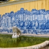Zdjęcie z Portugalii - przy pałacu fontanna z lwem cała w azulejos