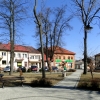 Zdjęcie z Polski - W Wiślicy parkujemy na urokliwym Rynku.