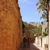 Zdjęcie z Hiszpanii - idziemy więc dołem wzdłuż murów rzucających przyjemny cień...